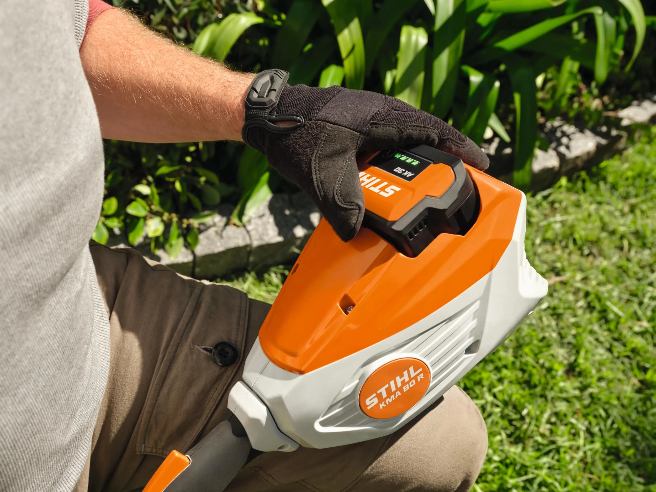 Débroussailleuse STIHL – FSA 80 (avec couteau à herbes 230-2) – Gamme AK – Image 3