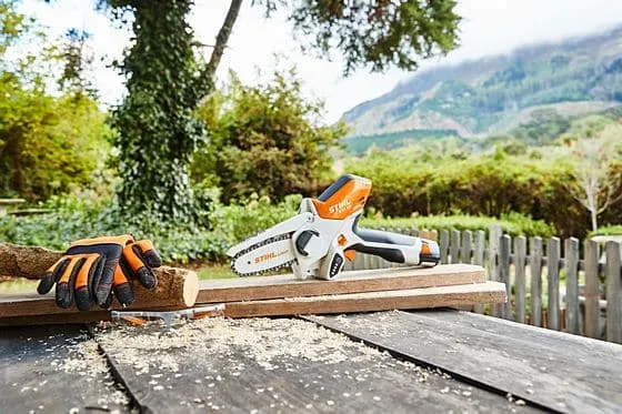 Scie à main à batterie STIHL – GTA 26 (pack batterie + chargeur + chaîne + guide de chaîne + multioil BIO + sac de transport) – Gamme AS – Image 8