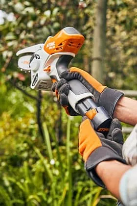 Scie à main à batterie STIHL – GTA 26 (pack batterie + chargeur + chaîne + guide de chaîne + multioil BIO + sac de transport) – Gamme AS – Image 7