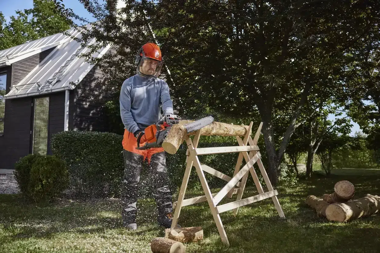 Tronçonneuse HUSQVARNA – 240i (pack 1 Batterie BLI20 ou BLI 40-B140 + Chargeur 40-C80) – Image 3